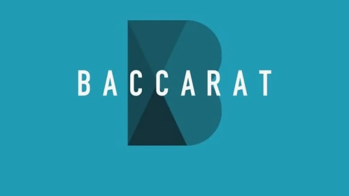 Tampilan layar permainan slot Baccarat oleh Genesis Gaming dengan gulungan yang menampilkan simbol-simbol kartu dan chip kasino, berlatar belakang meja Baccarat yang elegan.